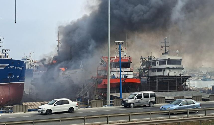 Ünye Limanı'nda tekne yangını