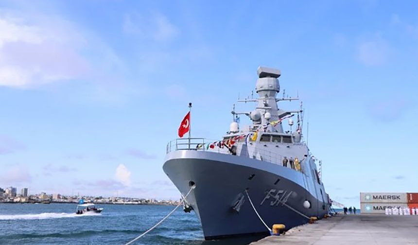 Türkiye'ye ait askeri gemi Mogadişu'ya ulaştı