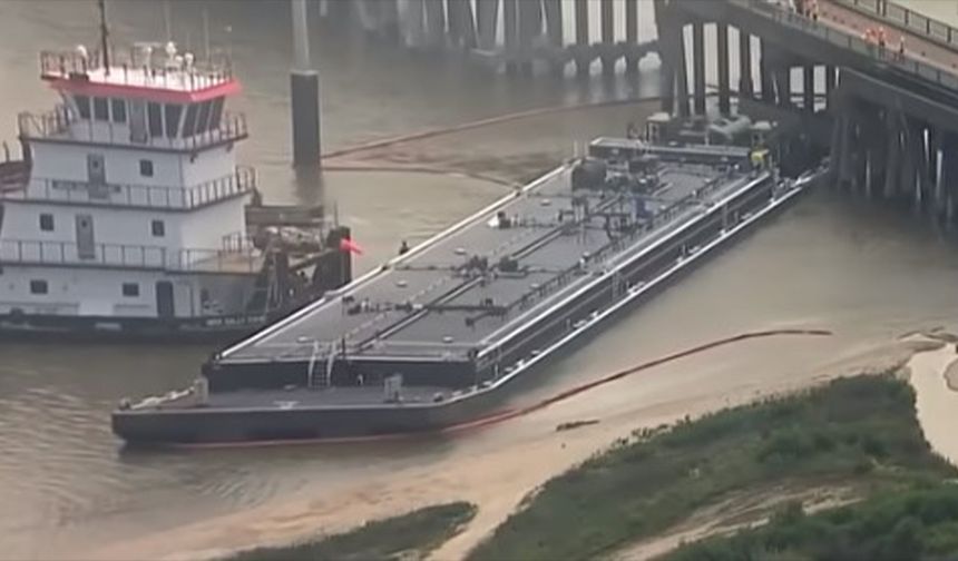 Teksas'ta köprüye mavna çarptı, petrol denize sızdı