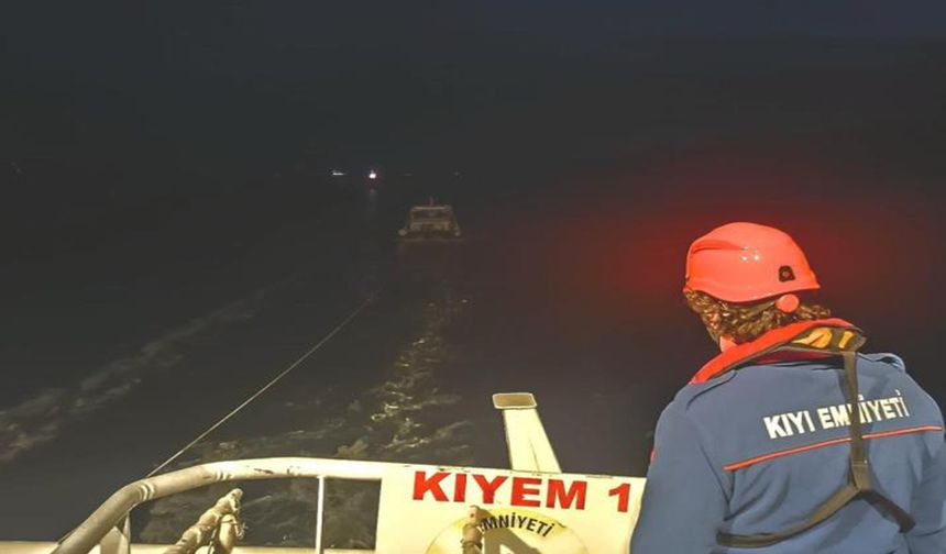 Çanakkale Boğazı'nda arızalanan tekne limana çekildi