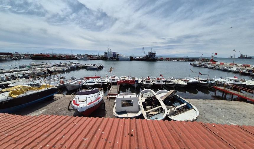 Tekneler fırtına nedeniyle limandan çıkamıyor