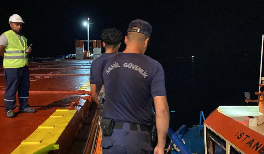 Gemide saklanan göçmenler kaptanın ihbarıyla yakalandı