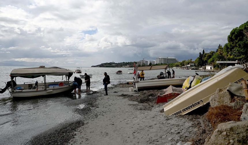 Kuşadası'nda fırtına balıkçı teknelerini vurdu