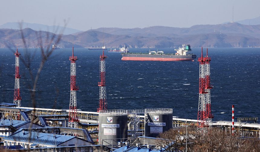 Rusya'nın petrol gelirleri üçte bir oranında düştü