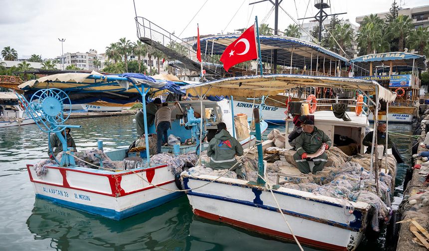 Balıkçılara ekipman desteği devam ediyor