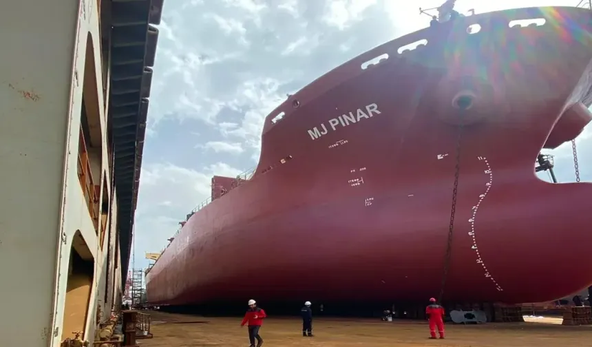 Rusların vurduğu dev gemi Tuzla’da havuzdan çıktı