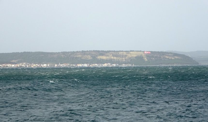 Çanakkale Boğazı fırtına nedeniyle trafiğe kapandı