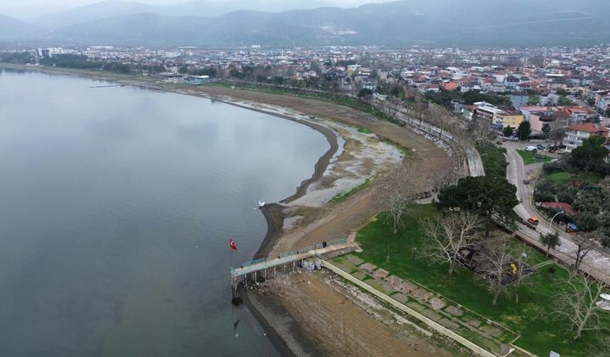 Fabrikaların tonlarca su çektiği İznik Gölü 200 metre çekildi