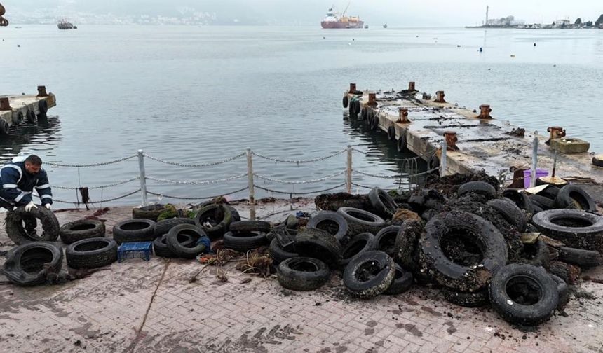 Kocaeli'de deniz dibinden 50 araç lastiği çıktı