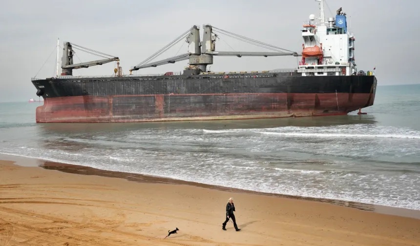 Sarıyer'de karaya oturan gemi kurtarıldı