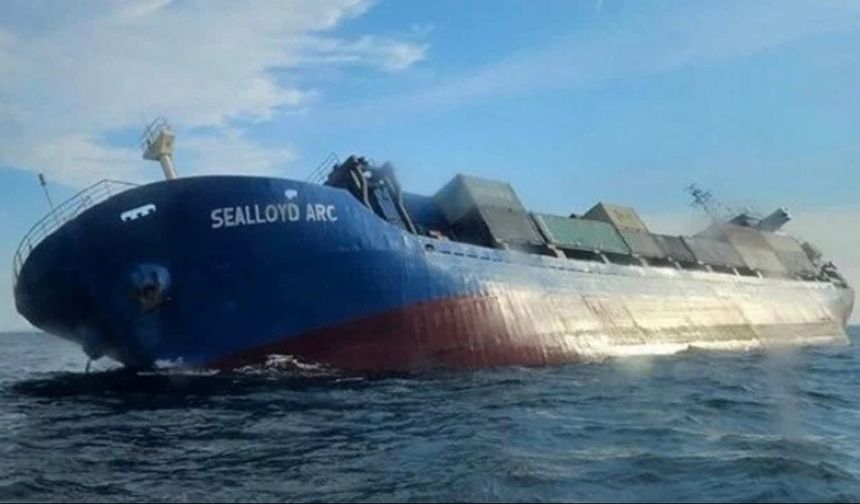 Phuket açıklarında konteyner gemisi battı