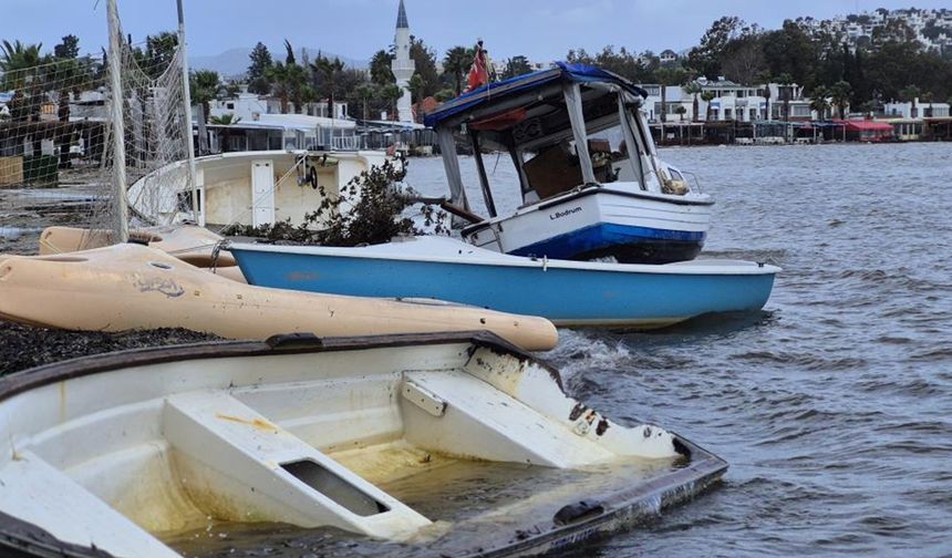 Bodrum’da tekneler kıyıya sürüklendi