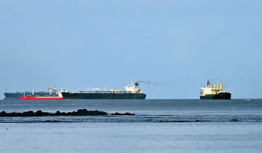 52 Fransız gemisi Basra Körfezi'nde mahsur kaldı