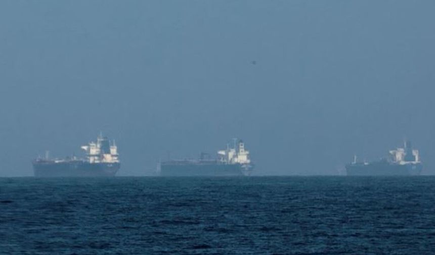 140 konteyner gemisi Körfez'de mahsur