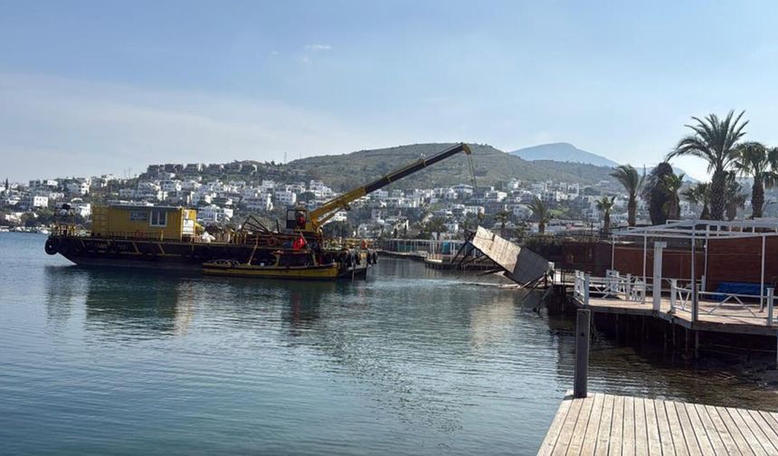 Türkbükü sahilindeki kaçak iskeleler yıkıldı