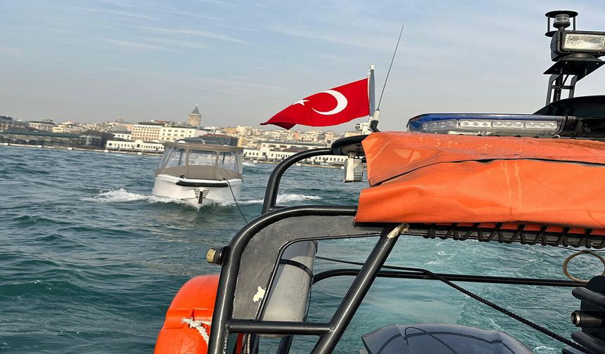 Karaköy önlerinde tekne arızası