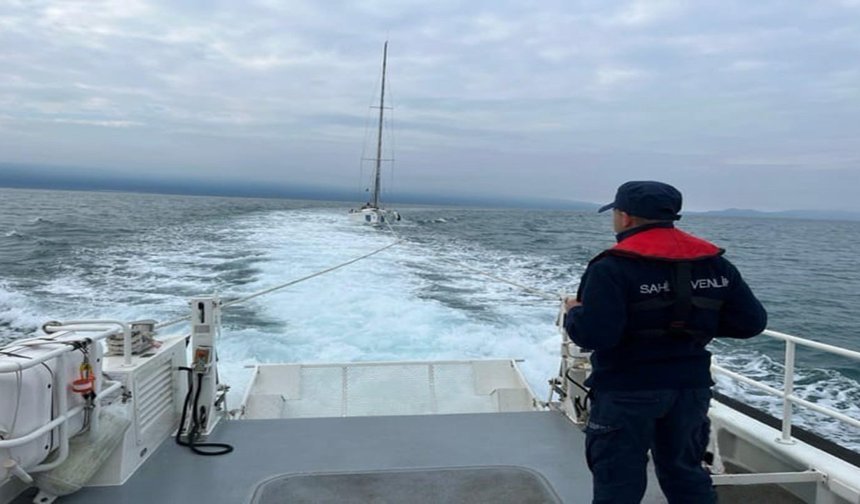 Kuşadası açıklarında motoru bozulan tekne kurtarıldı
