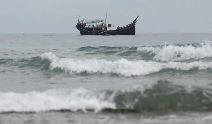 Andaman Denizi’nde tekne alabora oldu: 250 kayıp