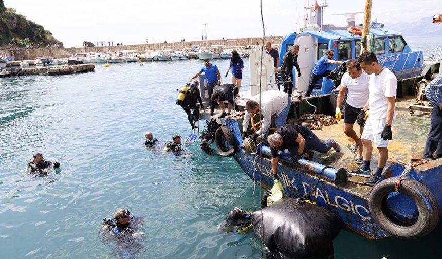 Antalya Büyükşehir'den yat limanında deniz dip temizliği
