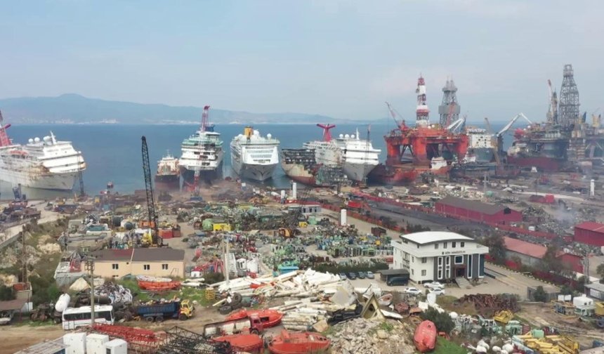 İzmir'de gemi söküm tesisinde üzerine parça düşen işçi hayatını kaybetti