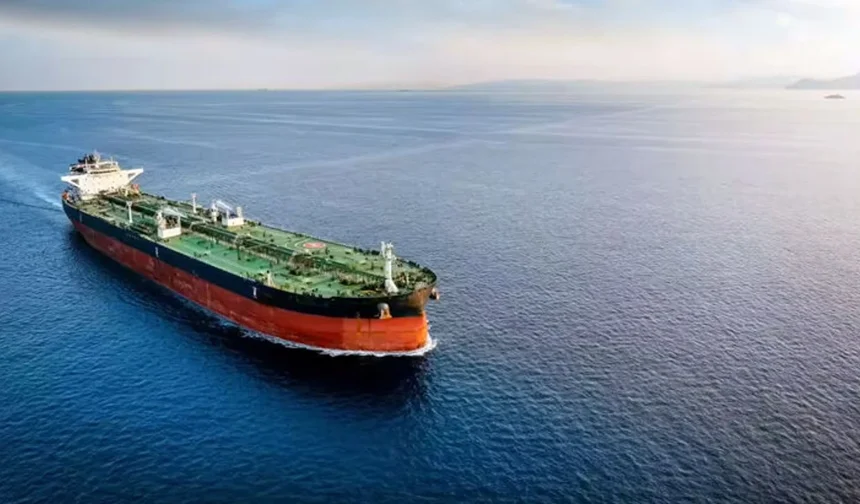 Reuters: "İran Devrim Muhafızları, Hürmüz'ü geçmeye çalışan iki ticari gemiye ateş açtı"