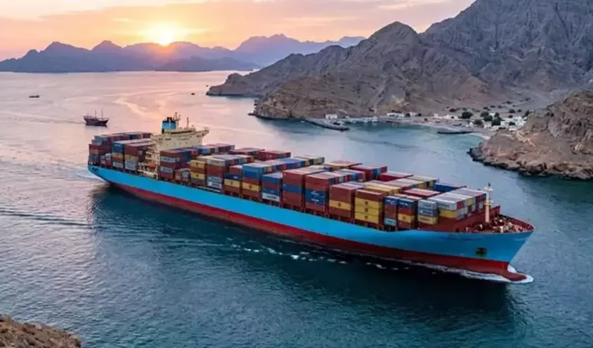 Hürmüz’de abluka delindi: 4 gemi geçti