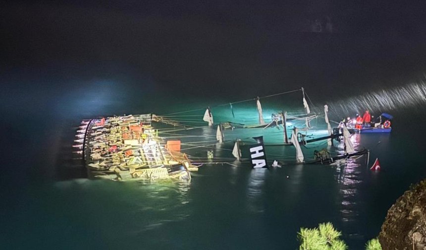 Fethiye'de kayalıklara çarpan tekne battı: 1 kişi kayıp