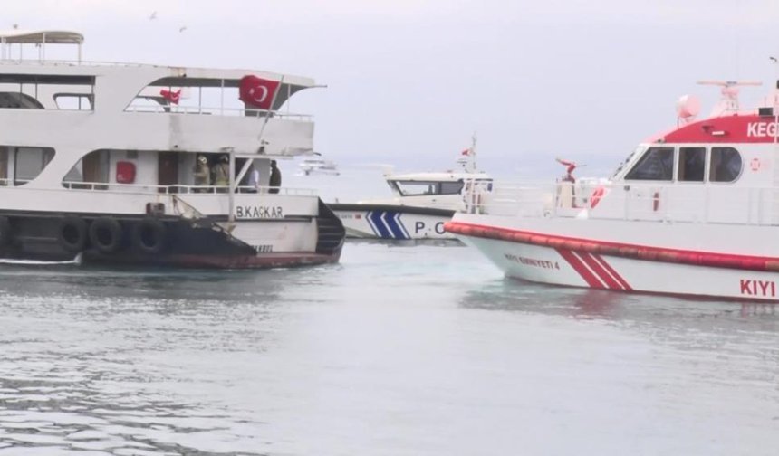 Kadıköy İskelesi'ndeki teknede yangın