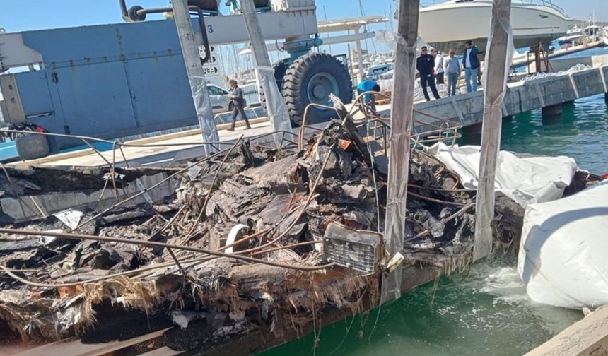 Yanan teknelerin enkazları kaldırılıyor