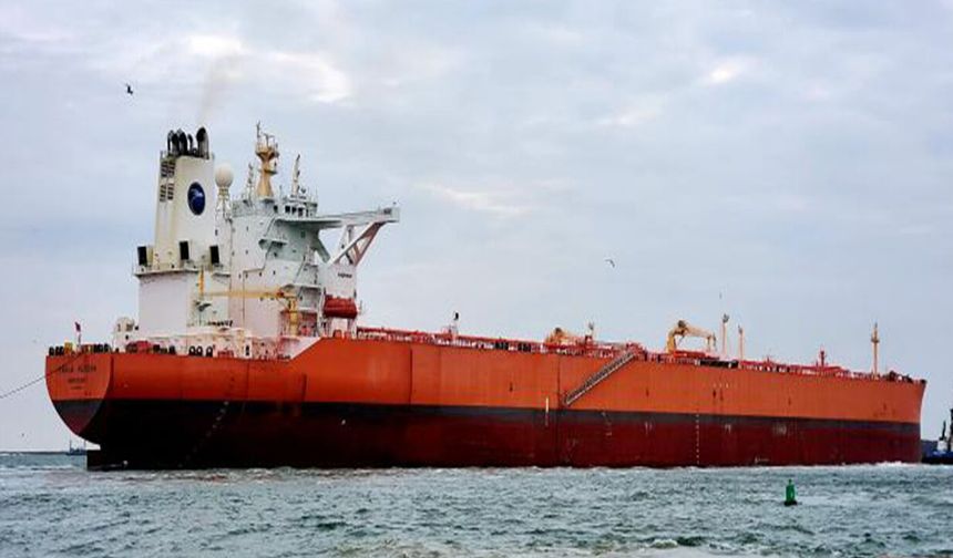 Irak ham petrolü taşıyan süper tanker Basra Körfezi'nden ayrıldı