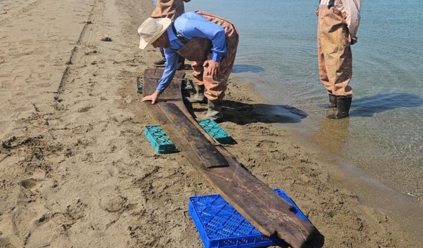 İznik Gölü'nde balıkçıların ağına tarihi gemi dümeni takıldı