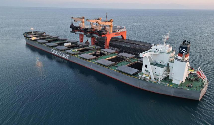 Mega yüzer platformdan santrale kesintisiz kömür akışı