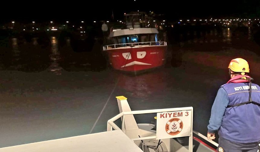 Kirazlıyalı önlerinde sürüklenen tekne kurtarıldı
