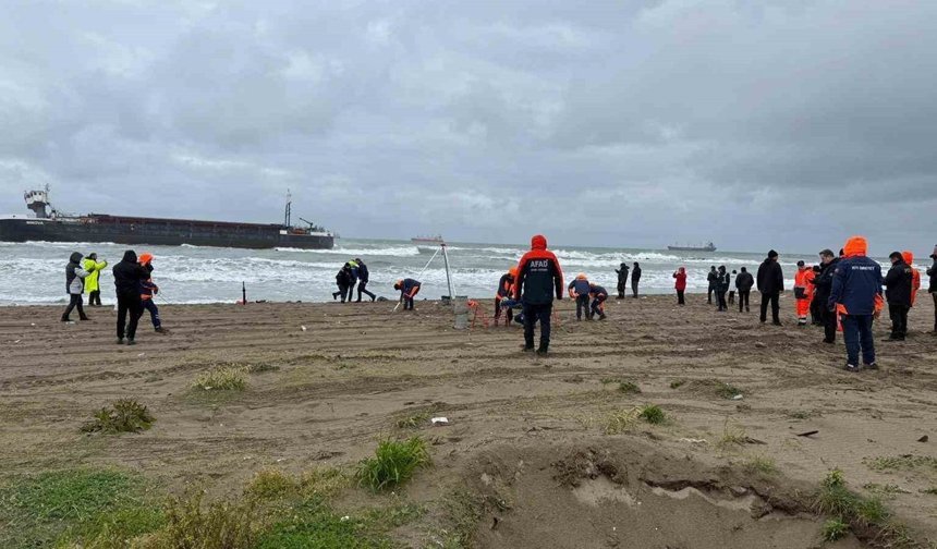 Karaya oturan gemideki 8 personel, 6,5 saatlik operasyonla kurtarıldı
