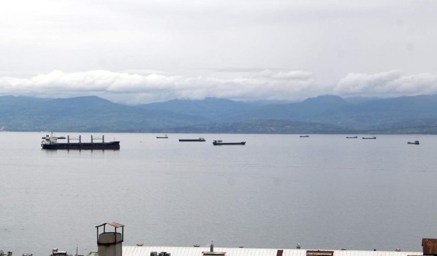 Karadeniz’de fırtına alarmı: Yük gemileri demir attı
