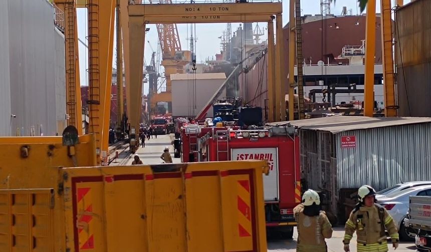Tuzla'da tersanede bakımdaki gemide çıkan yangın söndürüldü
