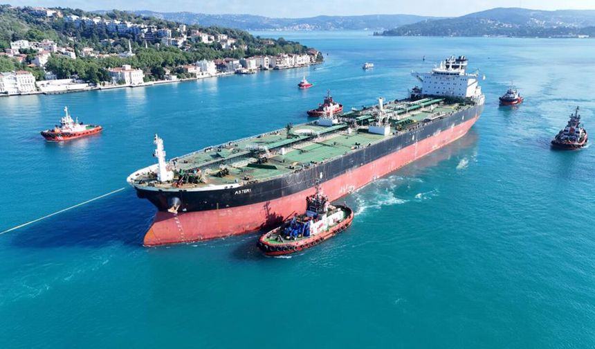 Ukrayna’nın vurduğu dev tanker İstanbul Boğazı’ndan geçirildi