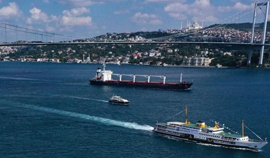İstanbul Boğazı'nda gemi trafiği amiral kupası için durduruldu