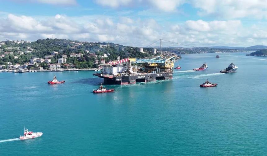 Dev vinç gemisi 'Saipem 7000' İstanbul Boğazı'nda