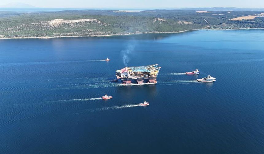 Dünyanın 3'üncü büyük ağır kaldırma vinci Çanakkale Boğazı'ndan geçti
