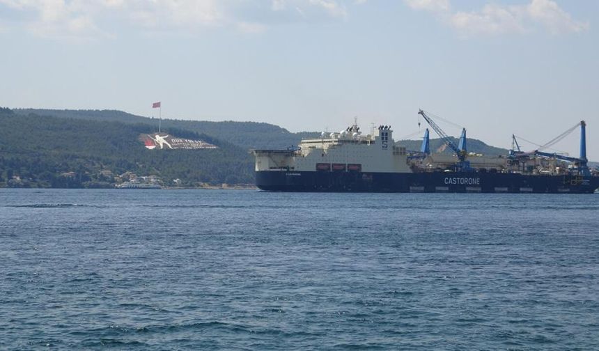 'Castorone' Çanakkale Boğazı'ndan geçti