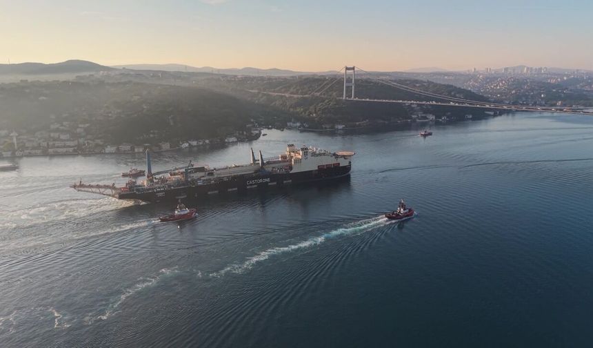 325 metrelik dev boru döşeme gemisi İstanbul Boğazı’ndan geçiş yaptı