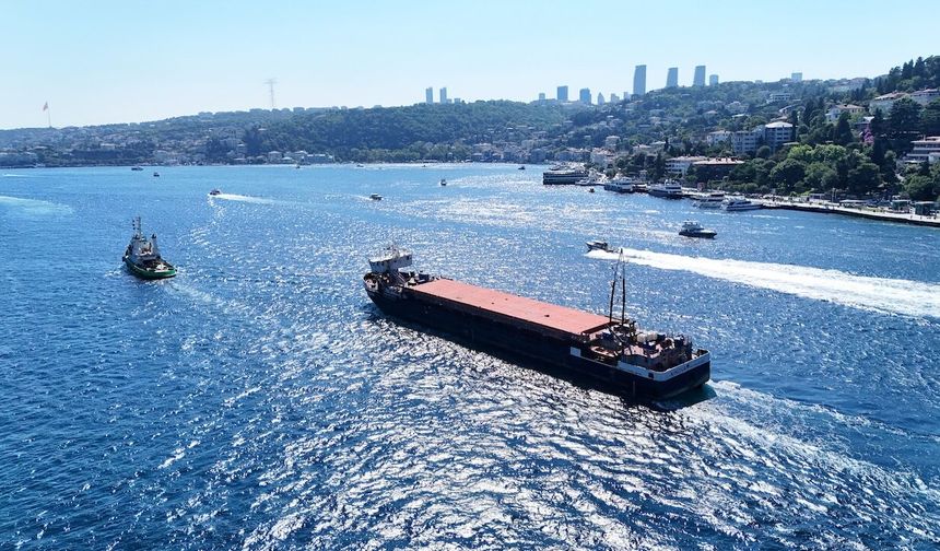 Karasu'da karaya oturan dev gemi İstanbul Boğazı'ndan geçti