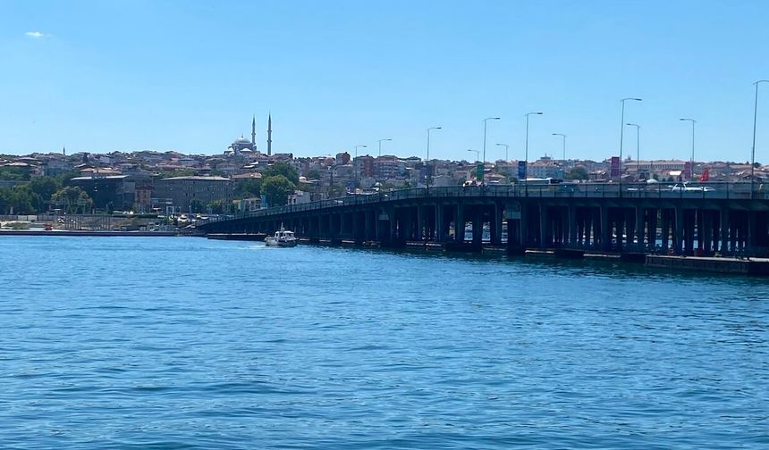 Haliç'te tur teknesi köprü ayağına çarptı: Personel suya düştü