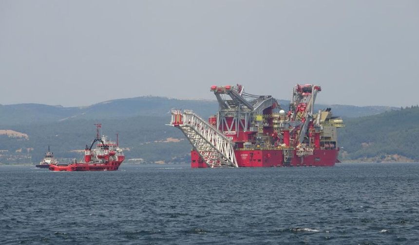 Boru döşeme gemisi 'JSD 6000' Çanakkale Boğazı'ndan geçti
