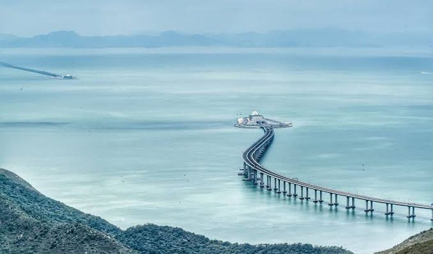 Denizin ortasında tünele dönüşen köprü