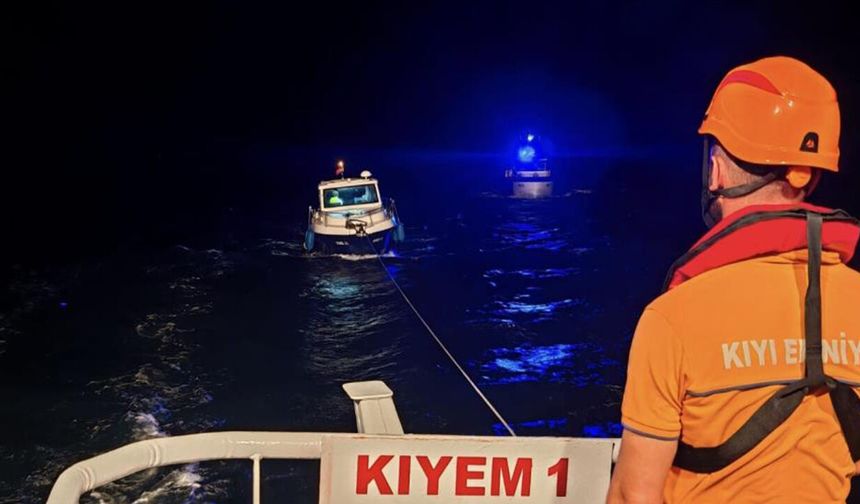 Çanakkale Boğazı’nda sürüklenen tekne kurtarıldı