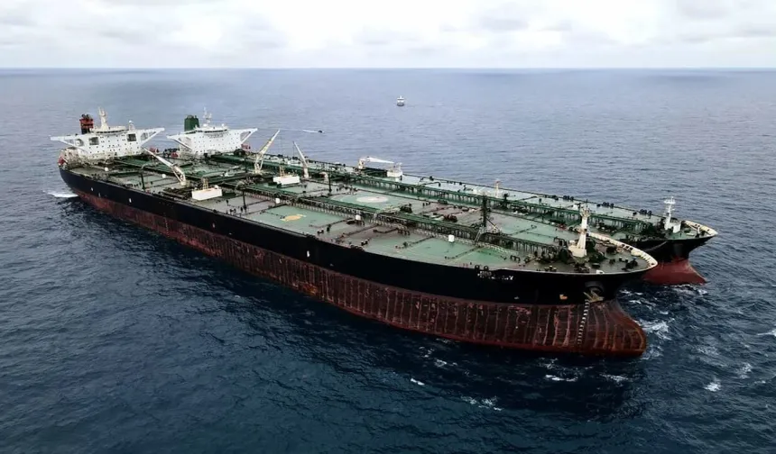 İran ham petrolü taşıyan tankerler Malezya açıklarında bekliyor