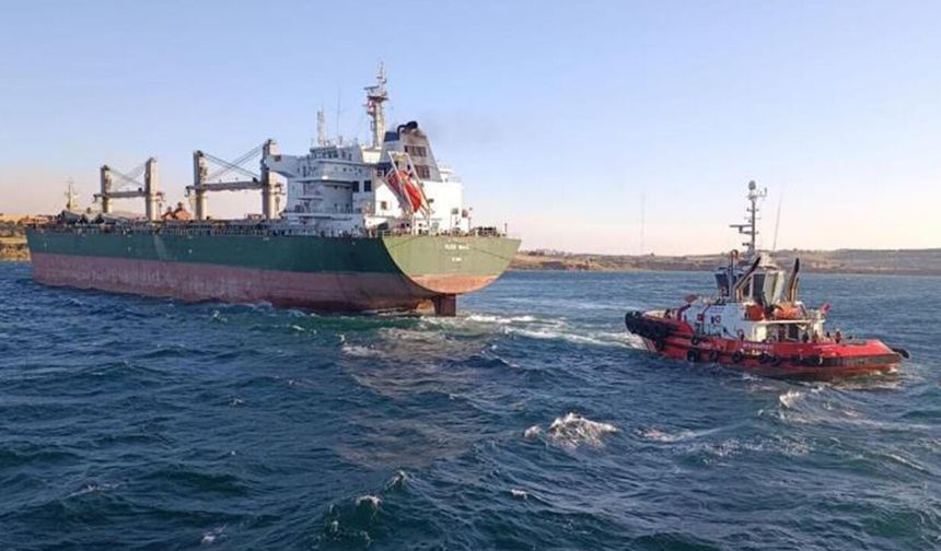Çanakkale Boğazı’nda karaya oturan dökme yük gemisi yüzdürüldü