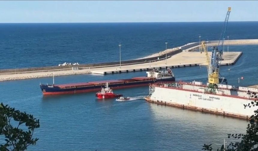 Vurulan kargo gemisi İnebolu'da onarıma alındı